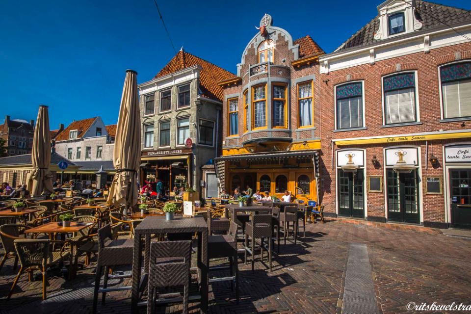 Platte stenenbrug met tafeltjes